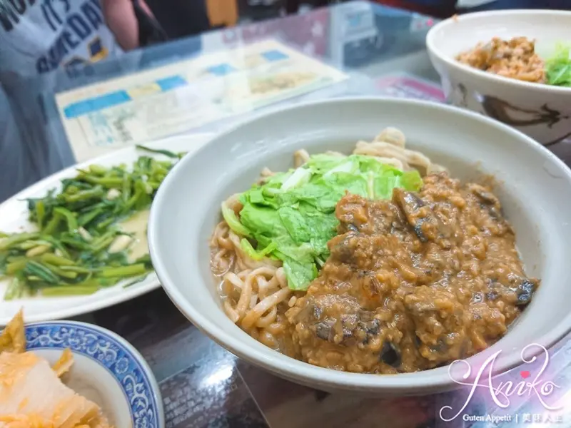 【台北美食】海爺四號乾麵店(秀朗店)。永和人氣小吃~食尚玩家推薦! 紅油皮蛋mix麻醬繃出絕佳美味