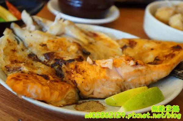 【台南-中西區】平價x厚切生魚片...商業午餐/日式便當$100/冷氣《小椿食堂》