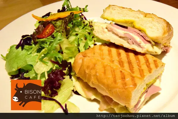 花花，甲飽沒【台北食記】敝所Bison cafe 民生社區好吃的古巴三明治 不限時咖啡店推薦