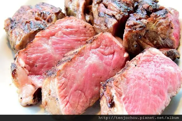 花花，甲飽沒【台北食記】15oz厚切美國自然牛肋眼 仿東京代代木的陽光村 雷蒙小酒館 內湖