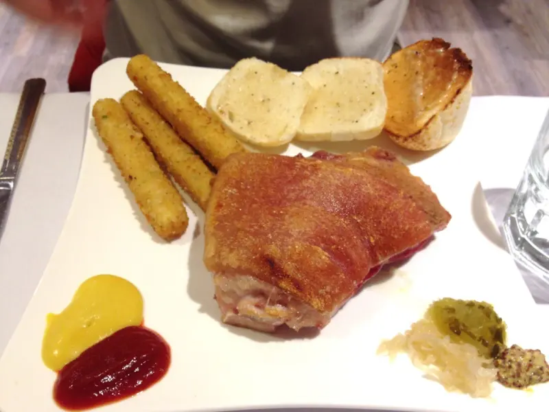 [台北東湖] 鬍子叔叔義麵工坊Beard Uncle 脆皮德國豬腳+香辣牛肉義麵 