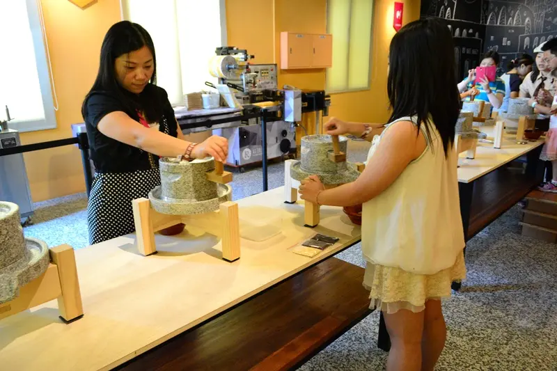 讓窩客島跟young帶您去世界級的穀物專家樂園，吃喝玩樂一整天!!高雄-馬玉山紅頂穀物文創樂園