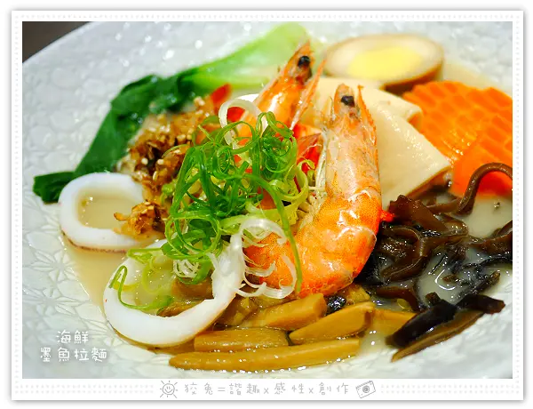 [台南食記] 百湯王拉麵專賣店~榮獲103年臺南百家好店‧清爽或濃郁湯頭！海鮮墨魚拉麵&蒜香叉燒拉麵！