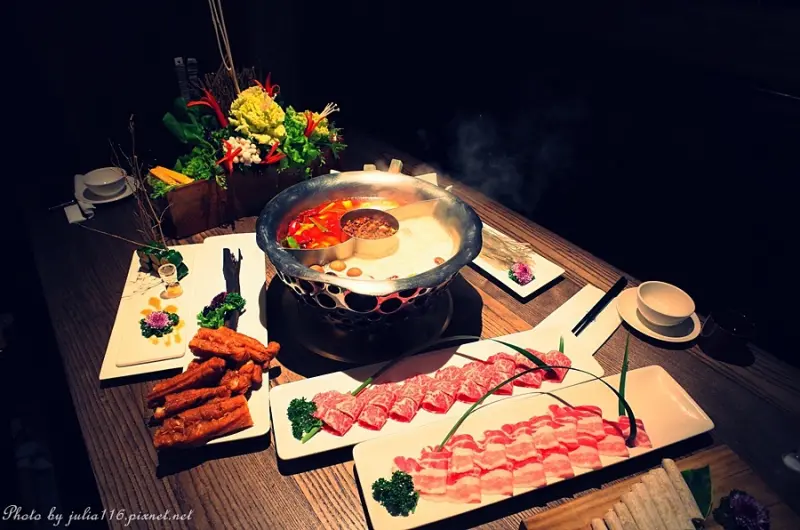 【寬巷子鍋品美食】中正區。康熙來了推薦！視覺饗宴x美食藝術．麻辣鍋／鴛鴦鍋（新生店／忠孝新生站）