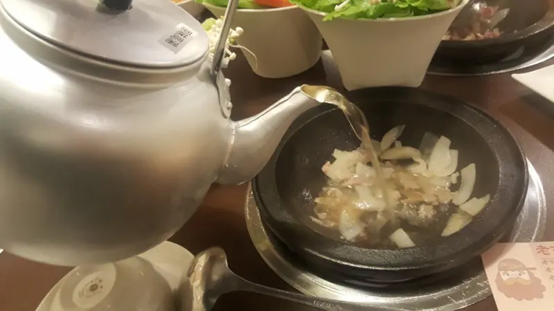 青菜呷呷。食尚小咪 ♥【板橋新埔捷運站。老古板石頭火鍋 好好吃的魚鬆飯!! 推薦板橋好吃巷弄美食石頭火鍋和涮涮鍋】