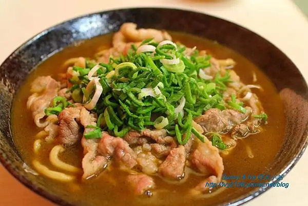 【台北大安食記】韓記老虎麵食館（微風店）。寒冬裡左思右想，來碗熱呼呼的麻辣燙，讓胃辣得剛剛好