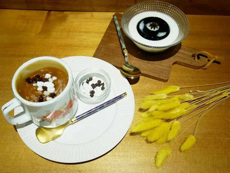 Awhile 外兒小館-板橋巷弄內特色餐館  結合台灣茶、咖啡、藝術和復古生活  很適合慢活的空間  快來用餐看畫展吧              