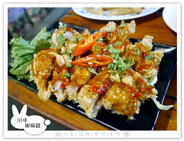 [台南食記] 府城騷烤家~使用純木炭的平價燒烤店！鹽烤甜不辣&黑胡椒牛肉串&川味椒麻雞&金莎蝦球&蒜頭雞鍋！