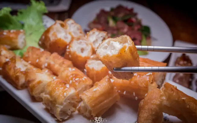 三五好友聚餐、小酌、嚼肉好所在-府城騷烤家。炭烤油條、獨家鹹豬肉、啤酒炒土雞,蒜頭雞給你暖呼呼入秋夜晚 - 老莫 Say台南