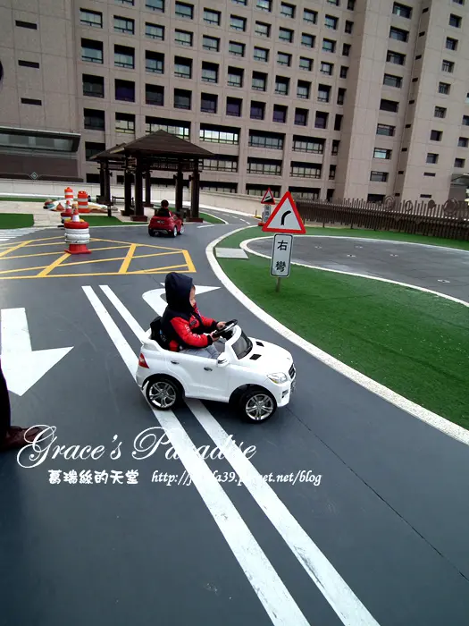 【宿】台南親子住宿飯店。Hotel Cozzi和逸飯店--台南西門館：超大實體兒童賽車場+X-BOX ONE房型讓大人小孩玩不停