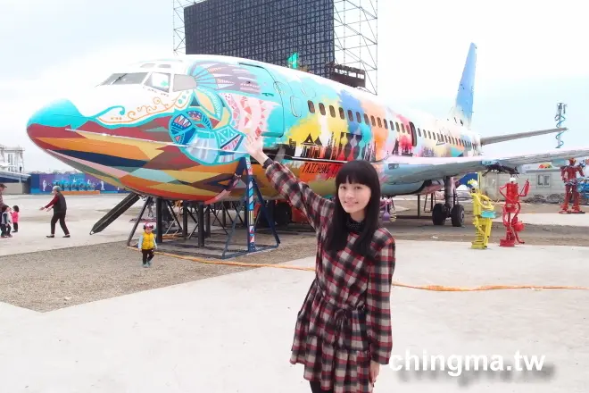 台中高鐵烏日站│新烏日藝文廣場_飛機迷照過來~2015台灣燈會新亮點_波音737彩繪飛機+機器人軍團*未來台中新的舞台表演空間!