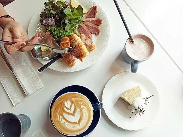隱身在大樓之中的清幽咖啡廳，帶有著質感以及高品質的享受！【Lesprit cafe】輕食/蛋糕/舒芙蕾，你想吃哪一種？