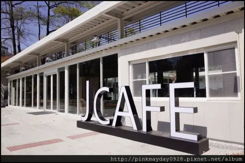 ✿高雄✿ 會遇到周杰倫嗎之城市光廊新據點 大片落地窗的白色建築好吸睛 綠意陪伴之來份甜蜜蜜的蜜糖吐司吧 ➜ JCAFE