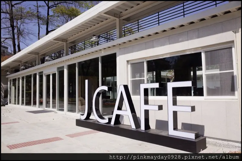 ✿高雄✿ 會遇到周杰倫嗎之城市光廊新據點 大片落地窗的白色建築好吸睛 綠意陪伴之來份甜蜜蜜的蜜糖吐司吧 ➜ JCAFE