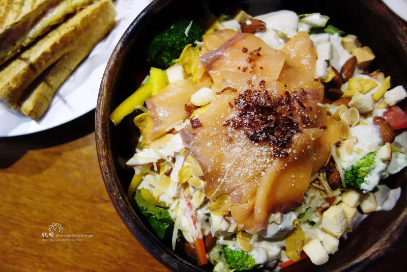 |大安區早午餐|CAMPUS CAFE+大份量木桶沙拉+聊天聚會球賽店+康熙來了