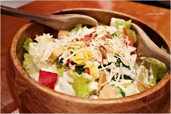 [台北大安]CAMPUS CAFE(忠孝店)二訪|特製木碗凱薩沙拉、巧達起司薯條、費城起司牛肉帕尼尼、紐約櫻桃重乳酪起司蛋糕和奇異果奶昔|捷運忠孝復興站