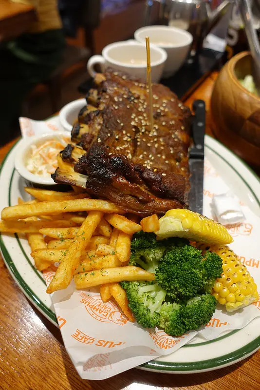 (胖樺食記)捷運忠孝新生站推薦餐廳” CAMPUS CAFE 忠孝店”/大份量木碗雞肉沙拉/烤BBQ豬肋排/不收服務費/看球賽酒吧/下午茶套餐