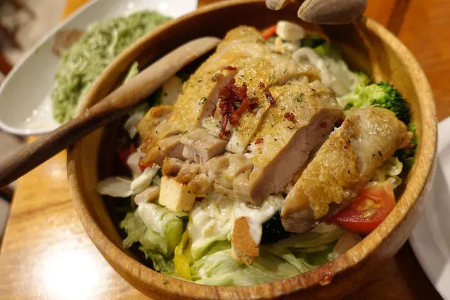 (胖樺食記)捷運忠孝新生站推薦美食「CAMPUS CAFE 忠孝店」/美式大份量餐點不收一成服務費/氣氛好適合多人聚餐/木碗沙拉/提拉米蘇超好吃