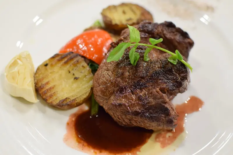 [食記] 純焠炙烤牛排--鮮嫩柔軟又多汁的極高溫炙烤牛排@桃園中美店