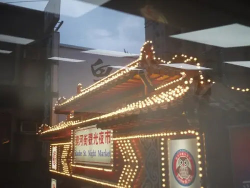 食。北市捷運松山站。Boss當家的彩虹猫 炸物、鬆餅、冰品 烏龍麵通通有!!        
      