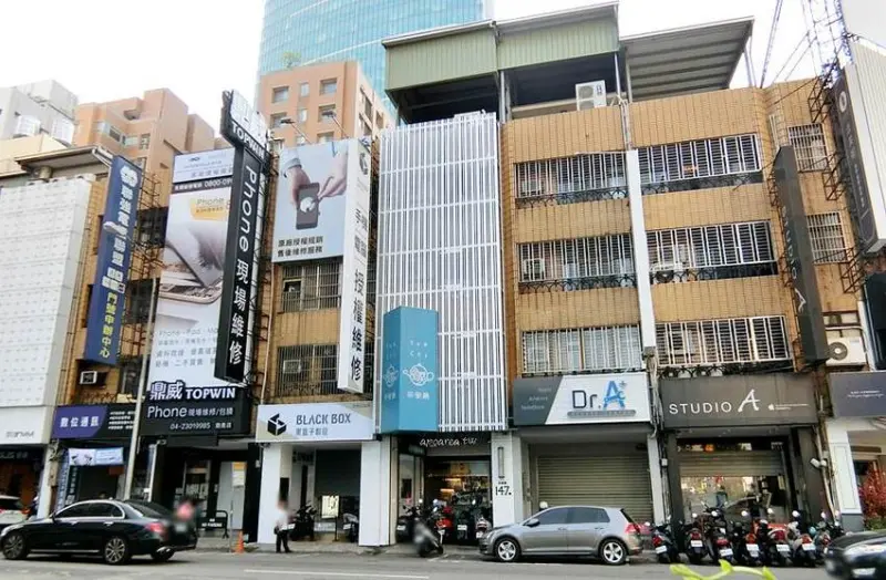 金苑茶餐廳。早上九點就營業，早餐就能吃港點，免服務費無低消，草悟道商圈人氣港飲 - 蘋果話日常