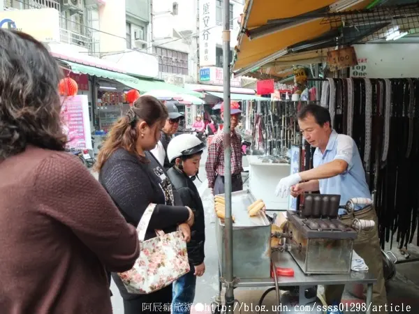 【美食特搜。屏東市】中央市場圓環太空棒攤。超便宜鑽石級小品點心 沒店名招牌 低調熱賣28年        
      