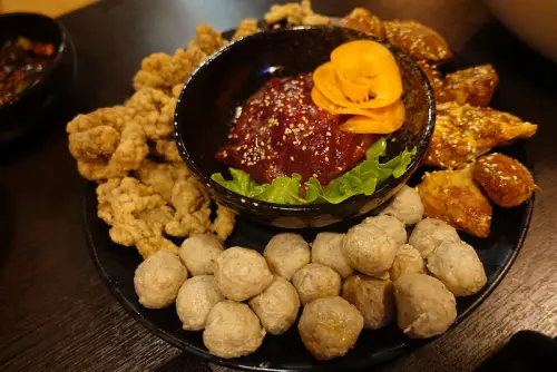 (胖樺食記)新北板橋重慶烤魚鍋「紅門宴川味麻辣鴛鴦鍋」/板橋車站 /捷運新埔站/低消NT. 450/菜單