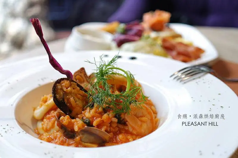 [食癮-早午餐]派森烘焙廚房PLEASANT HILL-給你從早到晚的美味餐點，民生社區又多一家值得收藏的餐廳了！小熊拉花超可愛！/民生社區美食/早午餐/下午茶/松山機場站/民生東路（邀約）