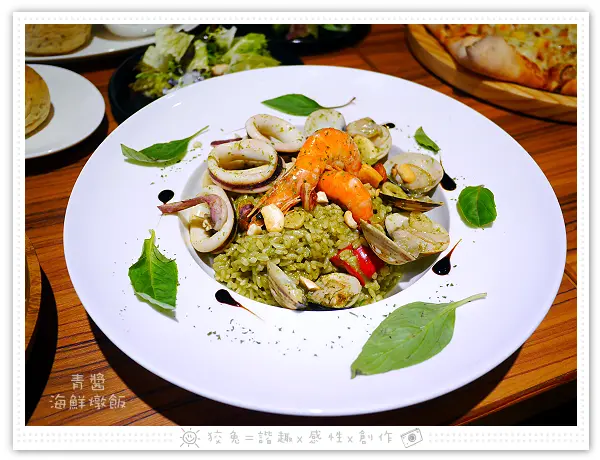 [高雄食記] Am&Pm洋食館~北部連鎖複合式餐飲品牌進駐南部！六角星芒狀披薩&海鮮燉飯！(高雄巨蛋店)