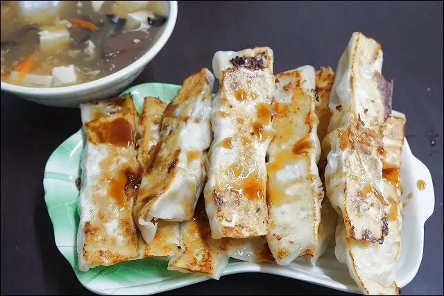 《中和美食/小姑食記》中和在地人氣銅板美食~香珍鍋貼水餃超大size鍋貼人氣No.1