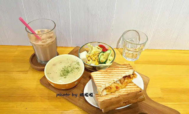 【台中 烏日】小日和咖啡 A Good Day Cafe△烏日住宅區內的溫馨小店，帕尼尼有非常多特殊口味，新鮮有趣^0^
