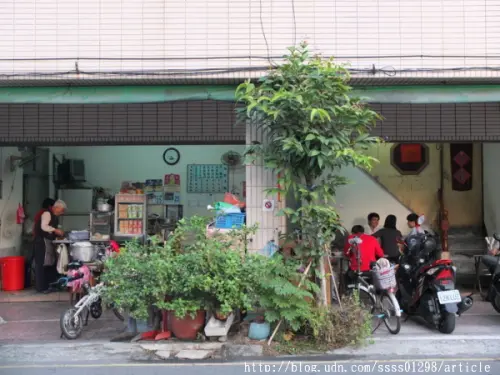 【美食特搜。台南東區】韋家乾麵。大導演李安最愛吃的巷子口乾麵        
      