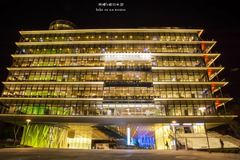 Kaohsiung｜高雄‧前鎮｜像是把一個大禮物盒放在美麗的城市裡，早晚都美麗的新地標*高雄市立圖書館新總館