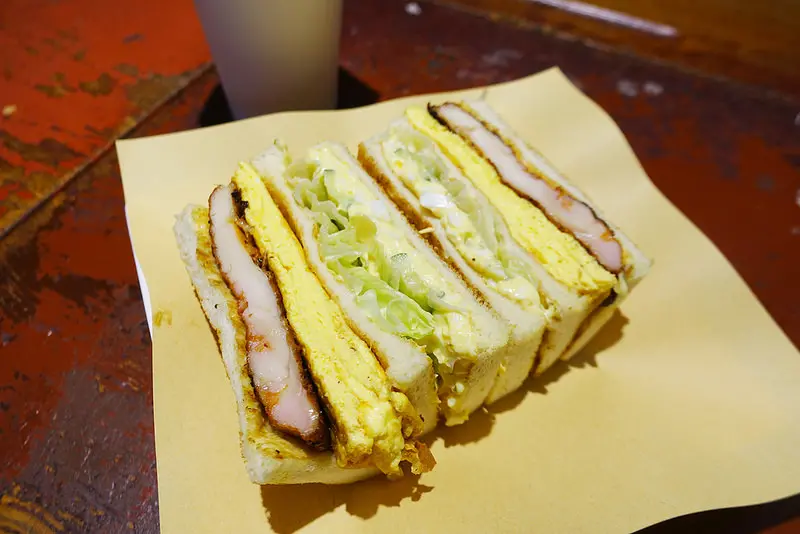 (胖樺食記)台北推薦必吃早餐「高三孝碳烤吐司 南昌總店」/高大鮮奶茶/捷運中正紀念堂站早午餐/完整菜單/雞排總匯三明治/波羅堡