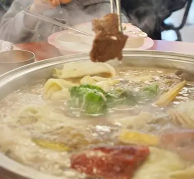 牛大福牛肉火鍋-特製湯頭及特製沙茶醬-飄出不一樣的風味