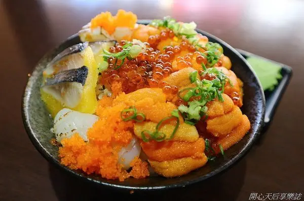 中壢丼飯『築地鮮魚-中壢店』中壢SOGO巷弄美食,浮誇系海膽丼,食尚玩家推薦平價生魚片丼飯！