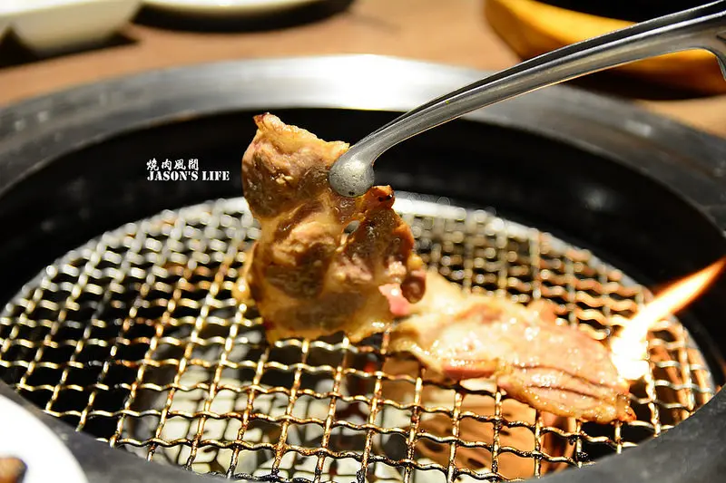 【台中│美食】No Meat No Life口號燒肉專賣店，店內風格新潮，桌邊服務到位，肉品當然好吃囉。燒肉風間