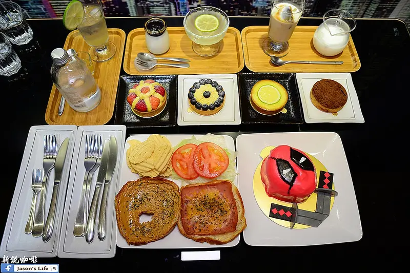 【台中│美食】營業到凌晨3點的深夜咖啡廳，輕食甜點下午茶好去處，住宅區隱密藏著一間甜點店，死侍造型蛋糕太吸睛。新銳咖啡