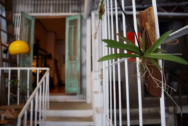 【台中西區】沒有名字的咖啡館 - 隱身巷弄民宅中的復古骨董風老屋咖啡館.沒有名字就是它的店名.有秘密基地的感覺.國郁幼兒園隔壁.近SOGO百貨