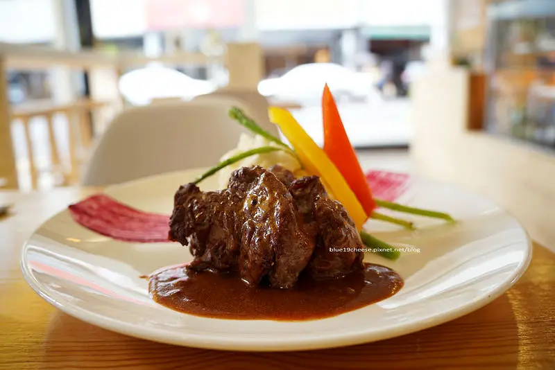 【台中南屯】舒瑜輕熟食坊Crush Delicatessen - 可以選擇自己喜歡的進口橄欖油口味當佐料.鵝黃白色系好暖心空間.歐陸料理.手作輕食