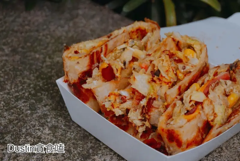 【宏廚手擀皮 / Pancake】料多實在_ 大綜合蛋餅│烤韭菜盒子/ 辣椒小魚/早午晚餐『通化夜市 ‧ 信義安和站』