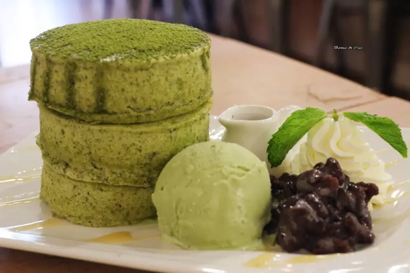 ( 板橋美食)Eilleens coffee x SQUAD 讓人驚呼的抹茶厚鬆餅