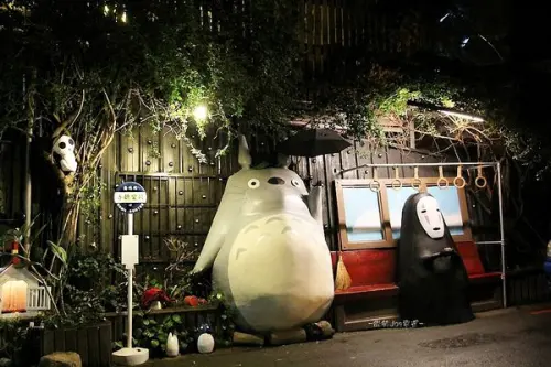 大里龍貓車站無臉男也實體化啦!!!還能坐著一同拍照。