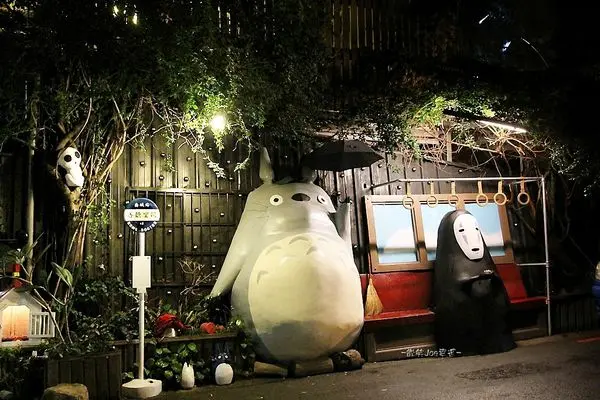 大里龍貓車站無臉男也實體化啦!!!還能坐著一同拍照。