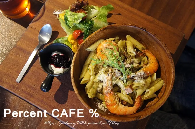 食 ☞ 新北市/板橋區 ▍Percent CAFE % ▍以木托盤盛裝餐點，帶點工業風の裝修風格，讓人用餐無拘無束!!!