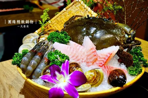 [內湖美食] 團緣精緻鍋物 尚蓋青的活海鮮上桌啦！鮑魚、蛤蠣好大顆！平價海鮮攏底加！ 內湖火鍋/內湖站美食/文德站美食/內湖站火鍋/文德站火鍋/捷運文湖線火鍋推薦