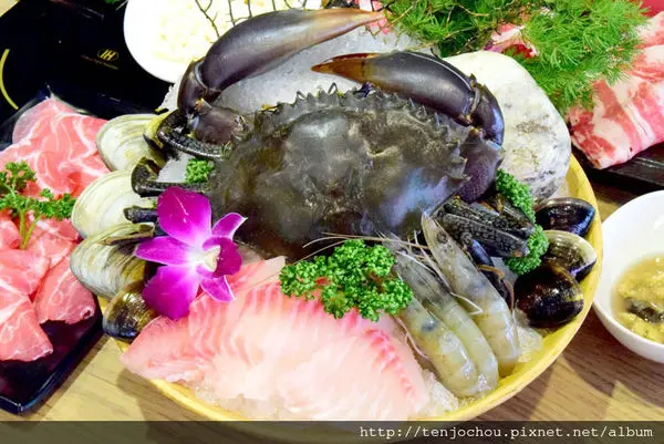 花花，甲飽沒【台北食記】團緣精緻鍋物 水族箱養的活海鮮才夠「青」啦！內湖好吃火鍋推薦