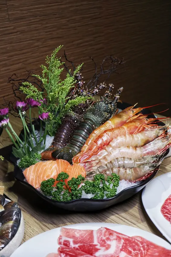 『內湖美食』團緣涮涮屋｜聖誕跨年限定套餐！超優惠龍蝦套餐1人1隻不用搶～配上頂級牛肉豬肉一起來團緣！