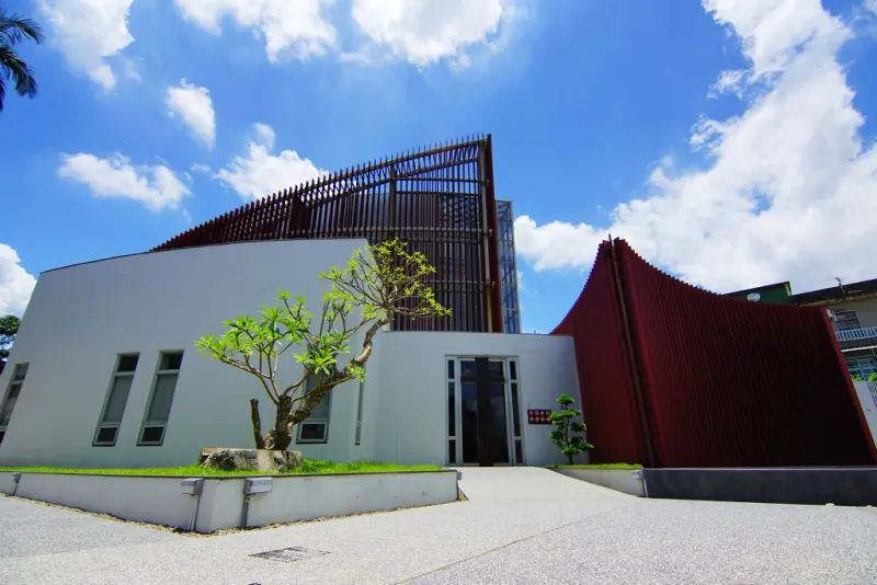 【桃園-大溪區】「天主教方濟生活園區」純白簡約的綠建築設計，讓陽光灑落教堂看見美麗的光影