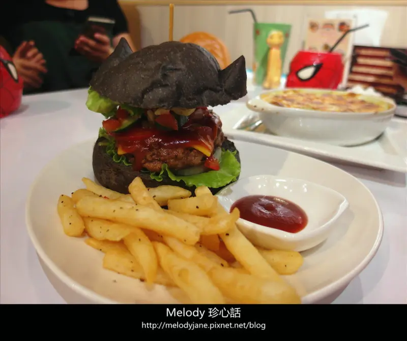 ［台中］異想空間公仔主題餐廳 英雄齊聚身旁。黑暗騎士漢堡 無敵浩克變態飲料